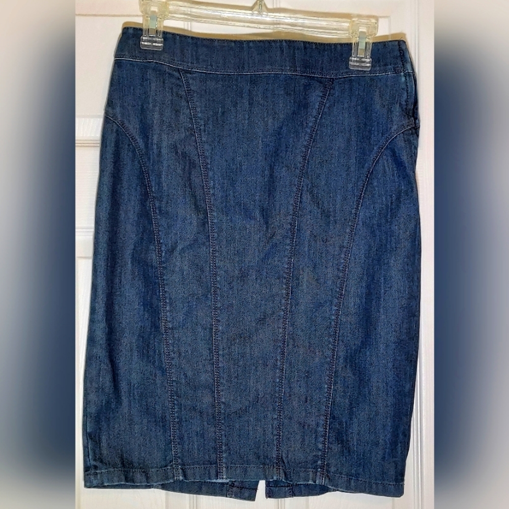 ANN TAYLOR | Size 4 Denim Pencil Skirt. Like New.